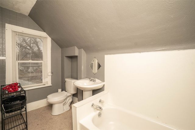 1841 Des Moines Street, Des Moines, IA 50316