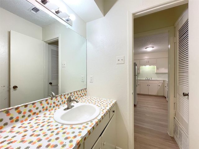 904 N Meadows DR D, Austin, TX 78758