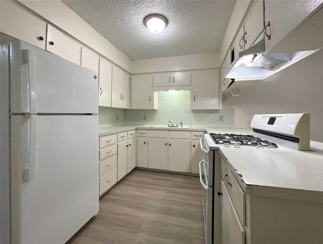 904 N Meadows DR D, Austin, TX 78758