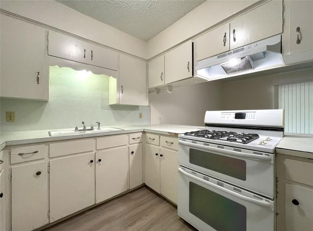 904 N Meadows DR D, Austin, TX 78758