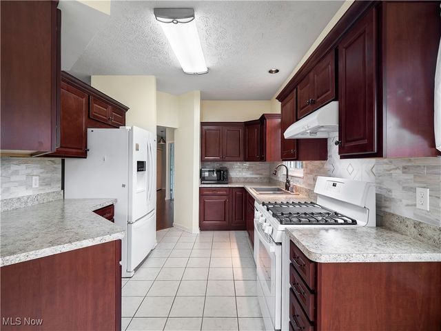 385 Vista Circle, North Olmsted, OH 44070