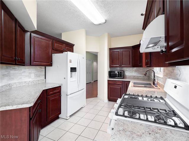 385 Vista Circle, North Olmsted, OH 44070