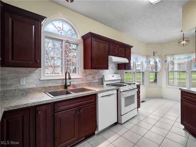 385 Vista Circle, North Olmsted, OH 44070