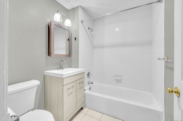 38 Rambling Brook Lane APT A2, Glastonbury, CT 06033