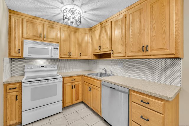 38 Rambling Brook Lane APT A2, Glastonbury, CT 06033