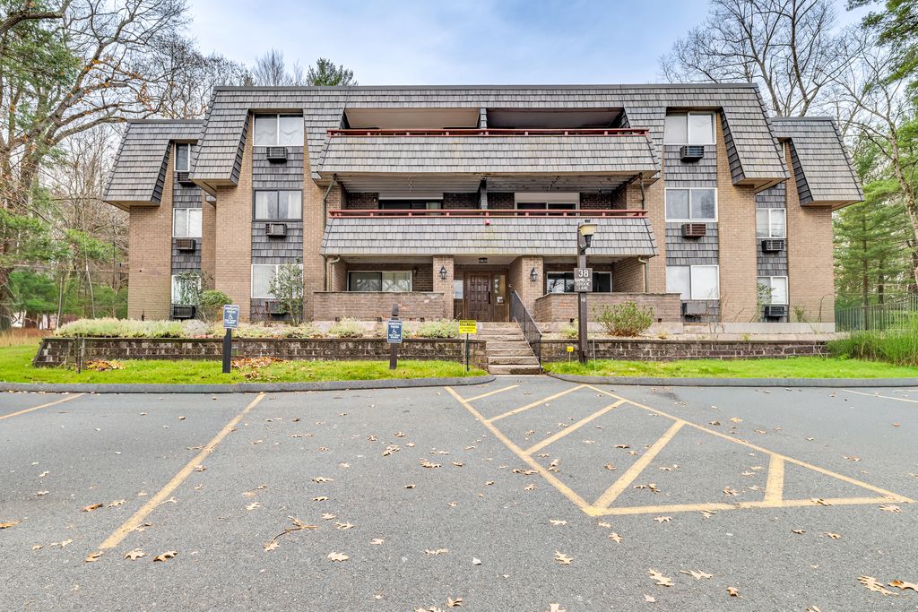 38 Rambling Brook Lane APT A2, Glastonbury, CT 06033