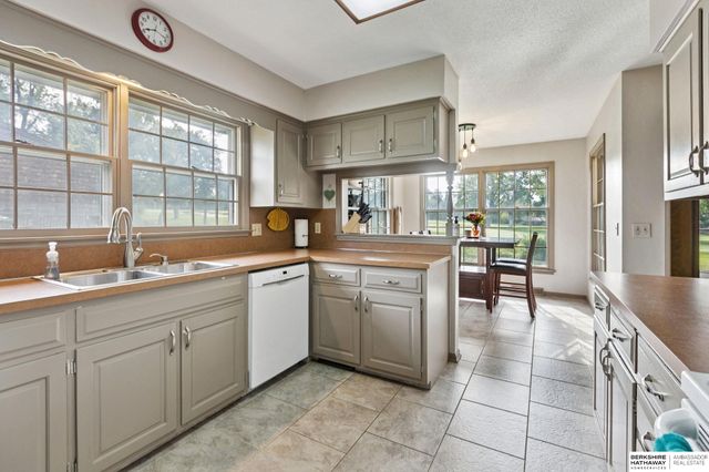 12605 Oakair Drive, Omaha, NE 68137