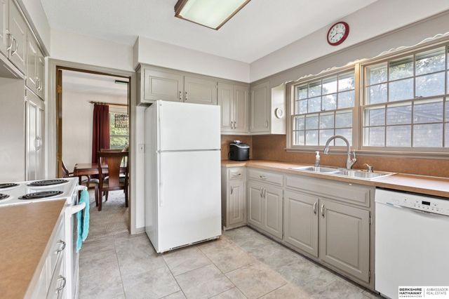 12605 Oakair Drive, Omaha, NE 68137