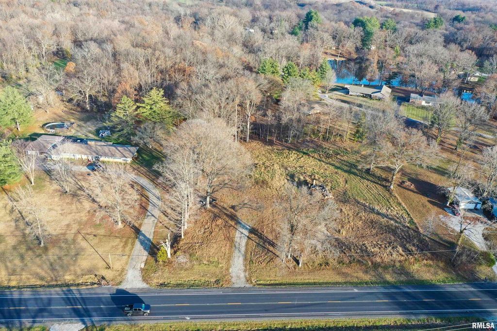 Image 4 of property listing at 15752 N IL Hwy 37, Mt Vernon, IL 62864