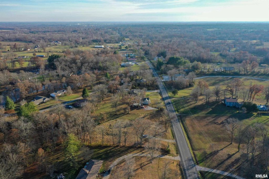 Image 6 of property listing at 15752 N IL Hwy 37, Mt Vernon, IL 62864