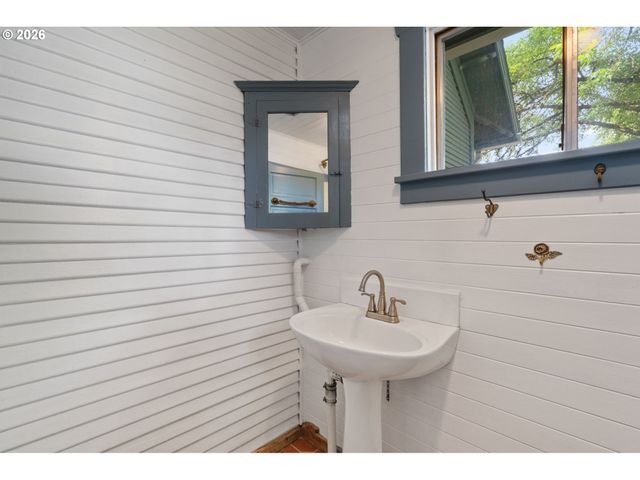 6821 Se BREHAUT St, Milwaukie, OR 97222