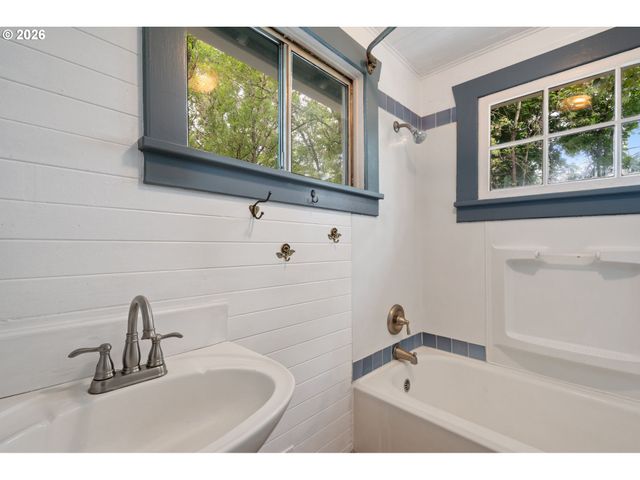 6821 Se BREHAUT St, Milwaukie, OR 97222