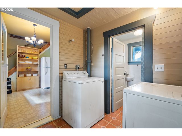 6821 Se BREHAUT St, Milwaukie, OR 97222
