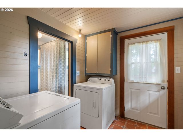 6821 Se BREHAUT St, Milwaukie, OR 97222
