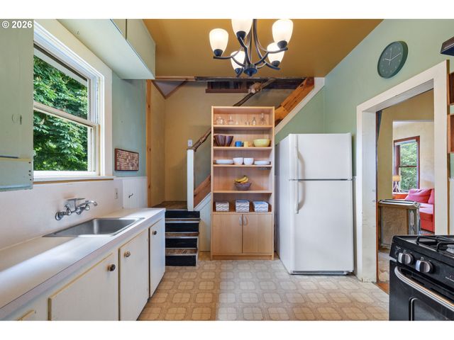 6821 Se BREHAUT St, Milwaukie, OR 97222