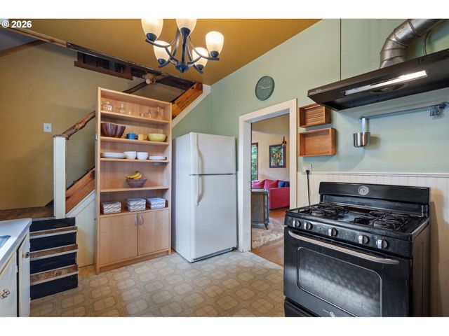 6821 Se BREHAUT St, Milwaukie, OR 97222