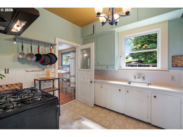 6821 Se BREHAUT St, Milwaukie, OR 97222