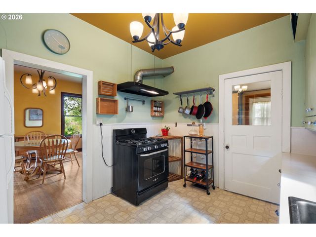 6821 Se BREHAUT St, Milwaukie, OR 97222