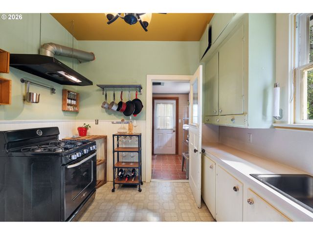 6821 Se BREHAUT St, Milwaukie, OR 97222