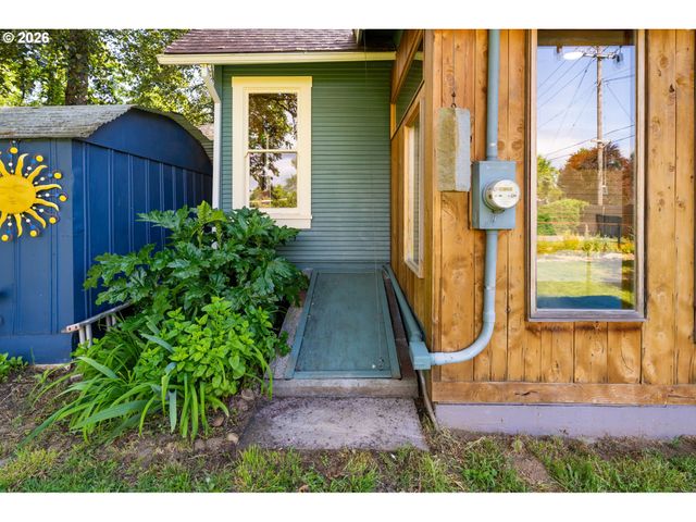 6821 Se BREHAUT St, Milwaukie, OR 97222