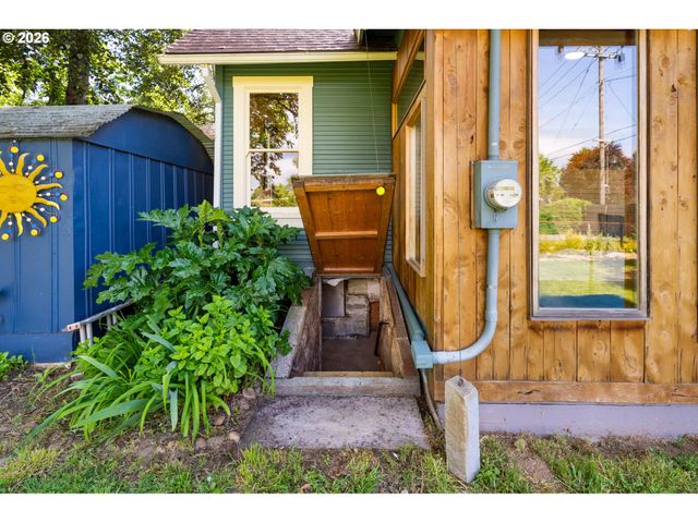 6821 Se BREHAUT St, Milwaukie, OR 97222