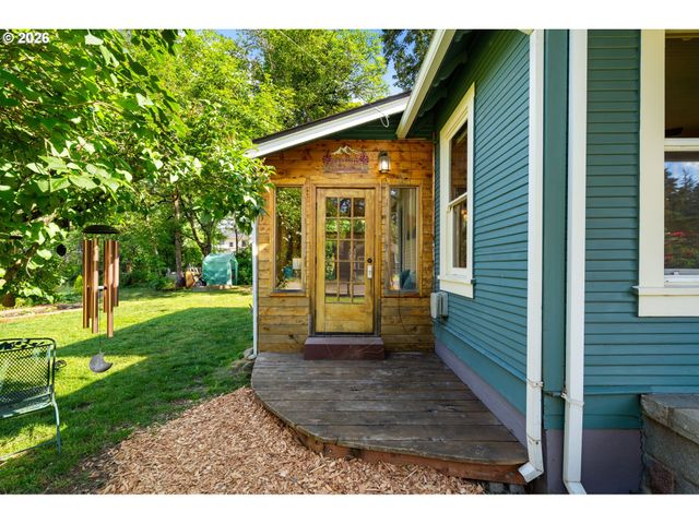 6821 Se BREHAUT St, Milwaukie, OR 97222