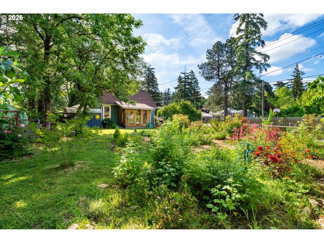 6821 Se BREHAUT St, Milwaukie, OR 97222