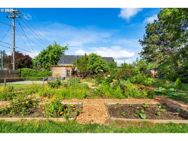 6821 Se BREHAUT St, Milwaukie, OR 97222
