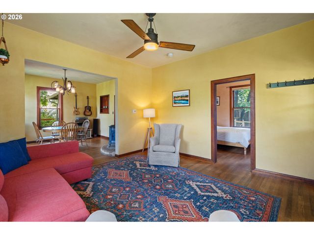 6821 Se BREHAUT St, Milwaukie, OR 97222