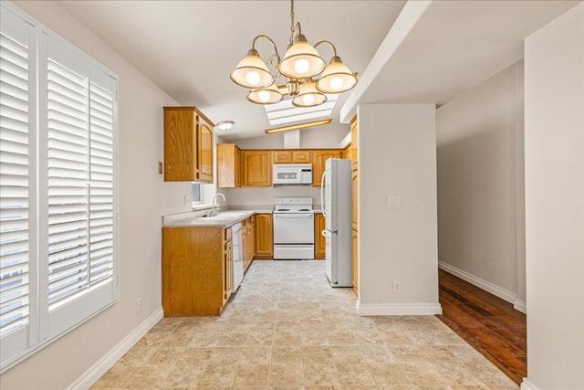 1041 W Sunny Creek Cir, Spokane, WA 99224
