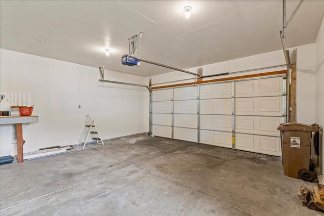 1041 W Sunny Creek Cir, Spokane, WA 99224