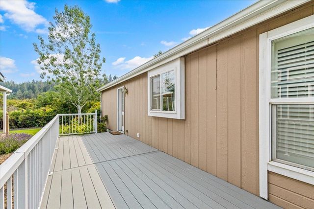 1041 W Sunny Creek Cir, Spokane, WA 99224