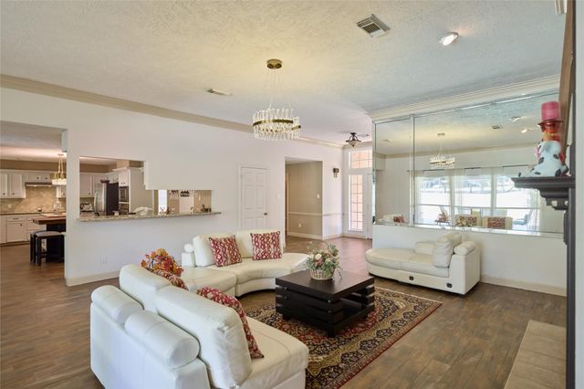 121 April Waters Drive N, Montgomery, TX 77356