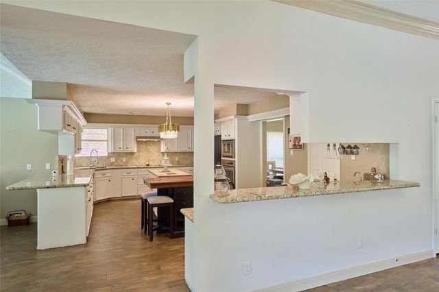 121 April Waters Drive N, Montgomery, TX 77356