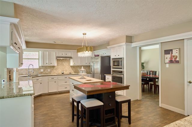 121 April Waters Drive N, Montgomery, TX 77356