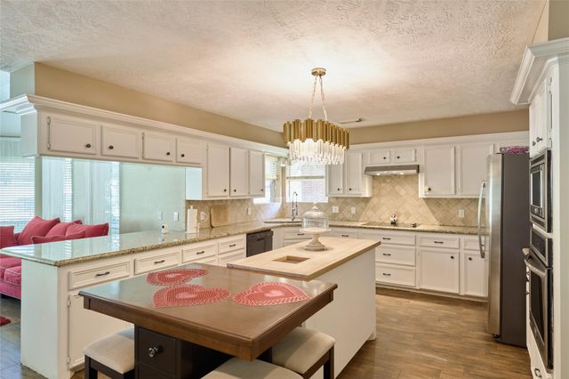 121 April Waters Drive N, Montgomery, TX 77356