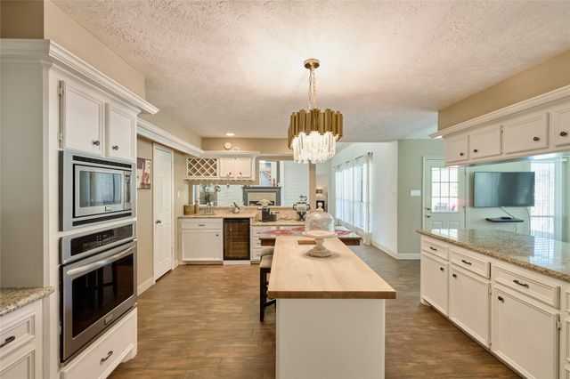 121 April Waters Drive N, Montgomery, TX 77356