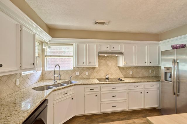 121 April Waters Drive N, Montgomery, TX 77356