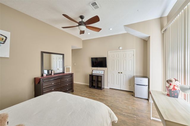 121 April Waters Drive N, Montgomery, TX 77356