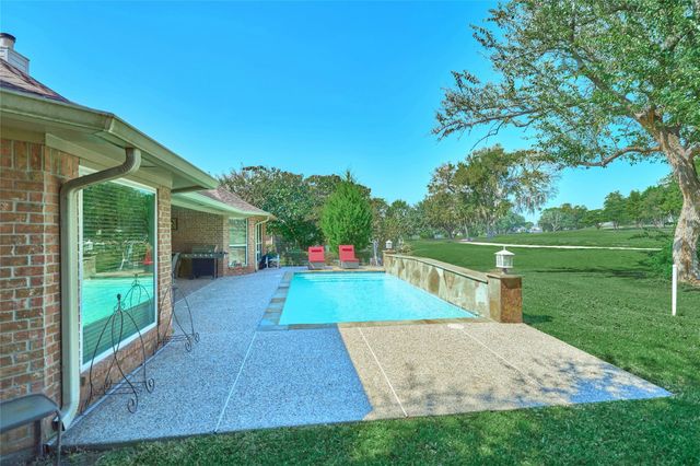 121 April Waters Drive N, Montgomery, TX 77356