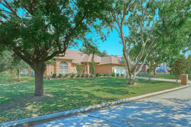 121 April Waters Drive N, Montgomery, TX 77356