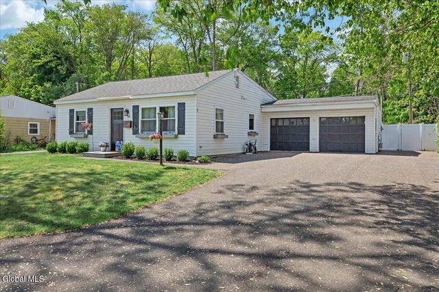 43 Vics Court, Colonie, NY 12205