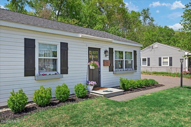 43 Vics Court, Colonie, NY 12205