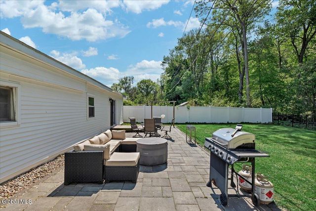 43 Vics Court, Colonie, NY 12205