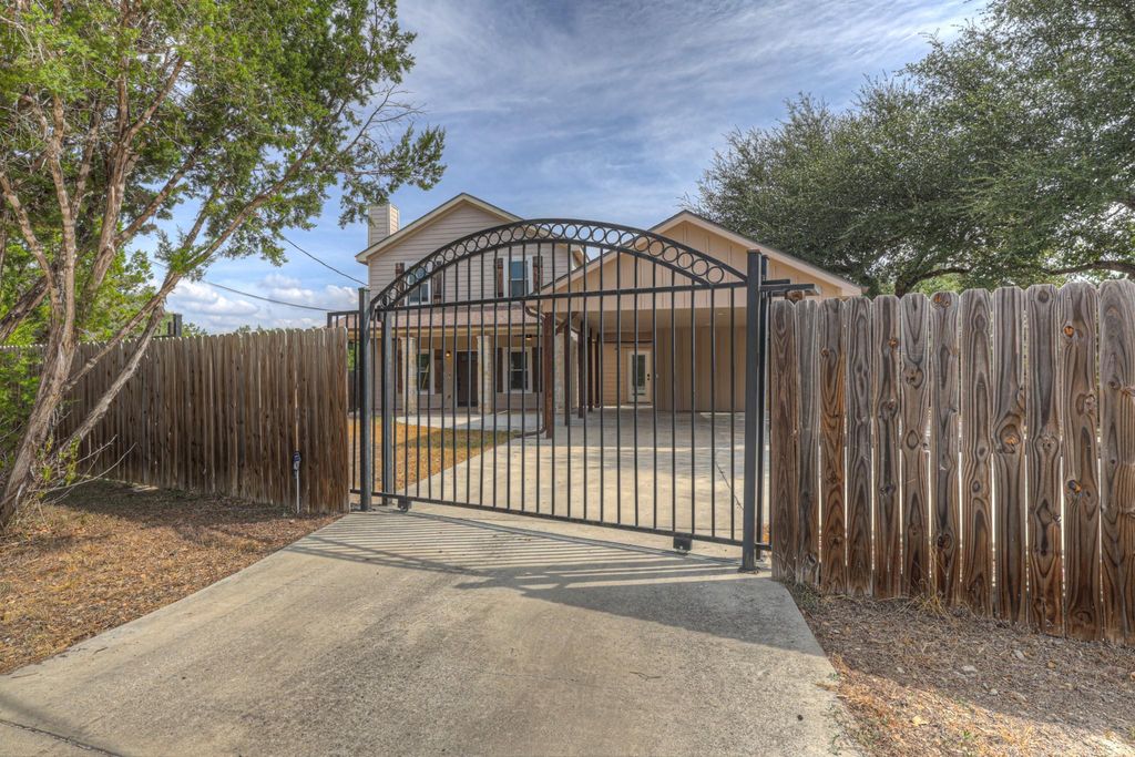 1452 Lakeview DR, Canyon Lake, TX 78133