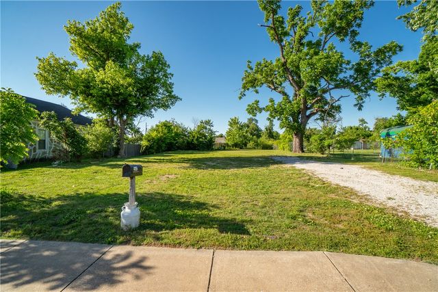 419 W Persimmon Street, Rogers, AR 72756