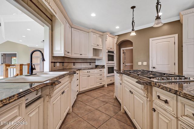 310 Old Stagecoach Place, Crossville, TN 38571
