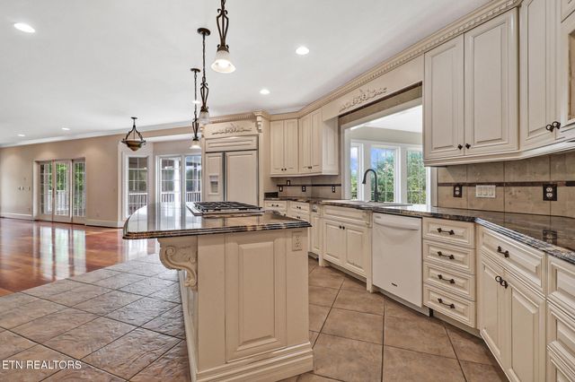 310 Old Stagecoach Place, Crossville, TN 38571