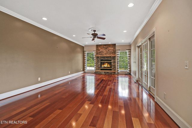 310 Old Stagecoach Place, Crossville, TN 38571