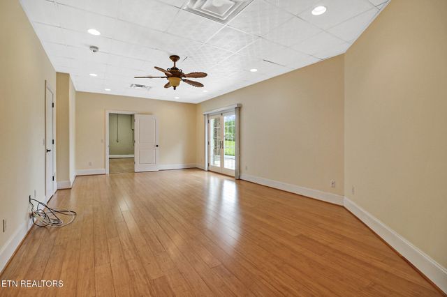 310 Old Stagecoach Place, Crossville, TN 38571